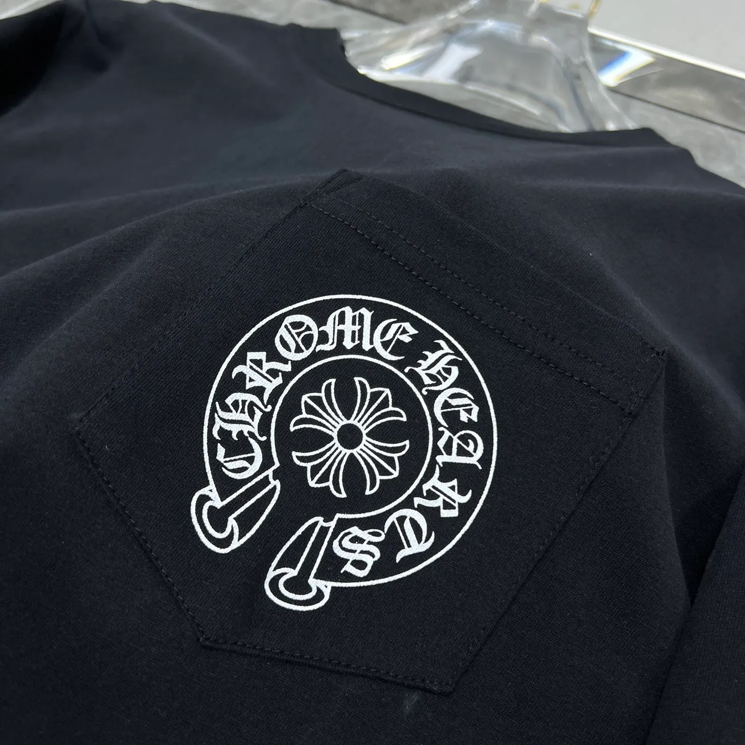 P160 Chrome Hearts 🍁Long T series🍁 Same series at the counter Chrome color spine gradient small horseshoe length T Imported environmentally friendly glue printing and dyeing Specially customized original 1:1 high gram weight comfortable fabric Recommended color: white black Size: S, M, L, XL